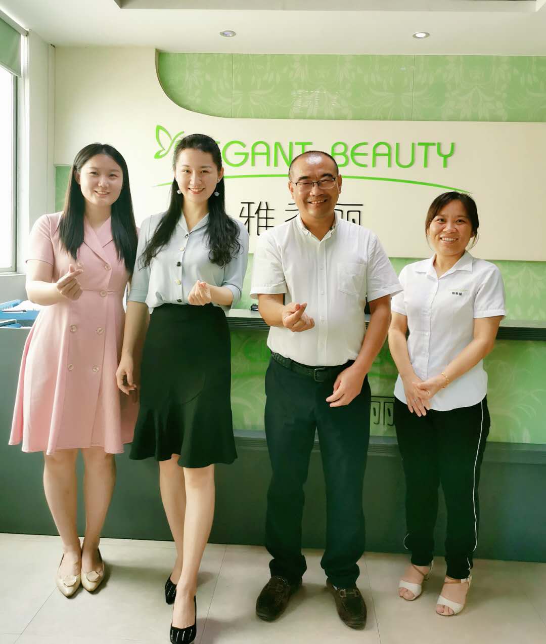 龙华区工商联（总商会）秘书处走访深圳草莓视频污版下载化妆用品有限公司