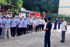 深圳市龙华区消防救援大队消防应急演练进草莓视频污版下载 员工上演“火灾逃生”